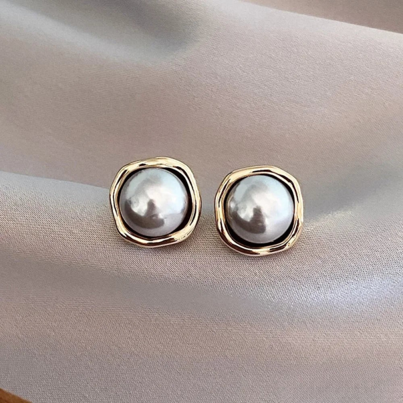 Arabella - Sophisticated Black Pearl Earrings