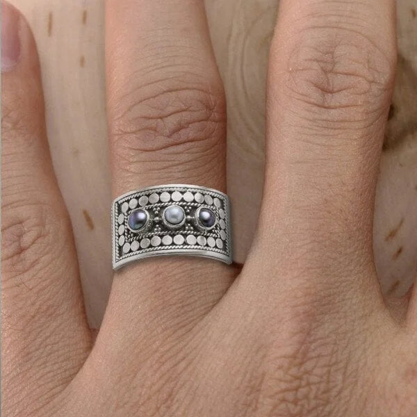 Geometric Three-Stone Pearl Carved Ring