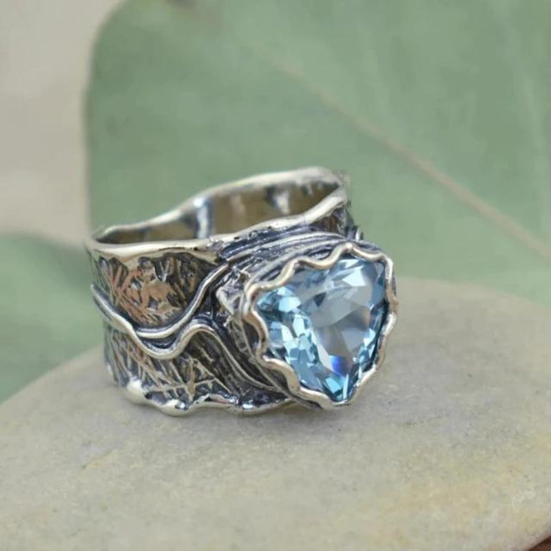 Elegant Sapphire Design Luxury Ring