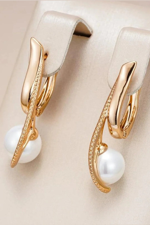 Chic Golden Earrings with Elegant Pearls