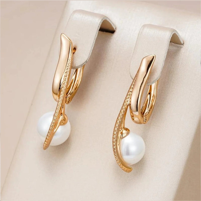Chic Golden Earrings with Elegant Pearls