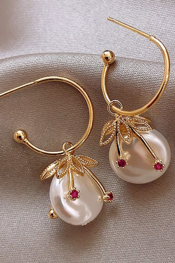 Luxurious Gold Earrings with Exotic Pearls