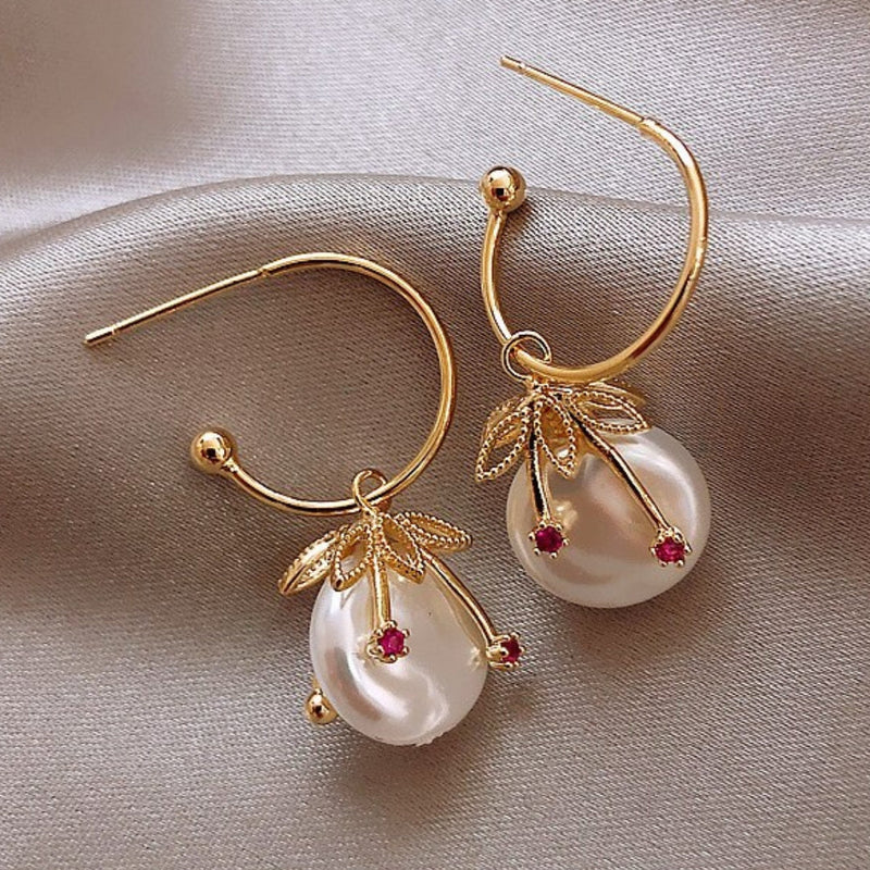 Luxurious Gold Earrings with Exotic Pearls