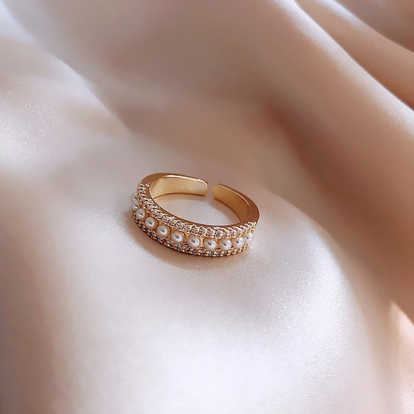 Elegant Gold and Pearl Luxury Ring