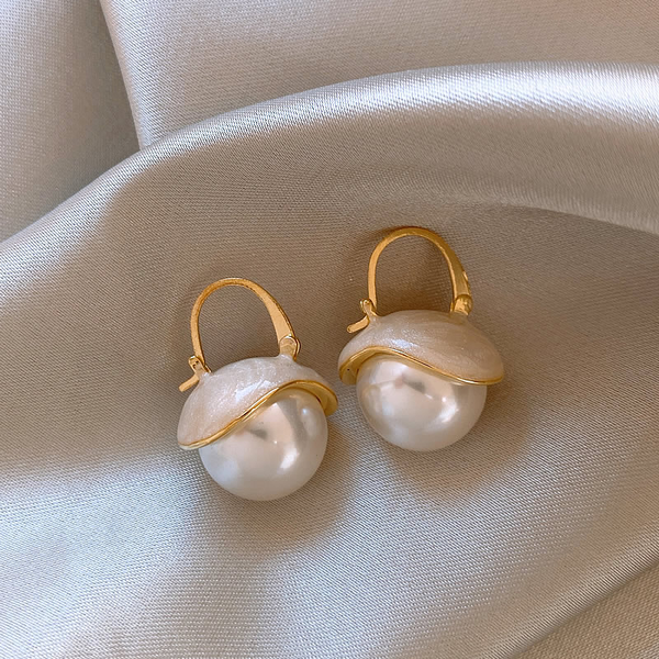 Chic Gold Pearl Drop Earrings