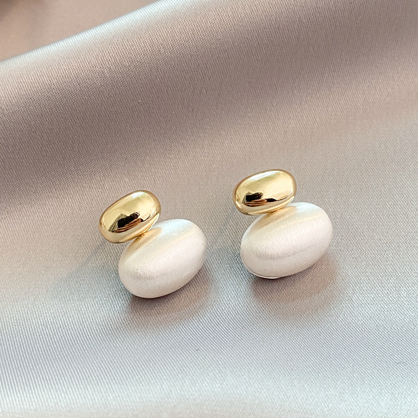 Gold Oval Pearl Earrings