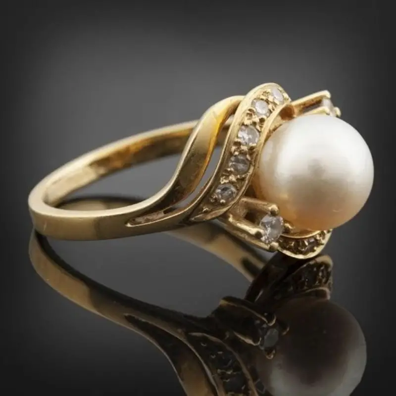Stunning Gold Ring Adorned with a Pearl